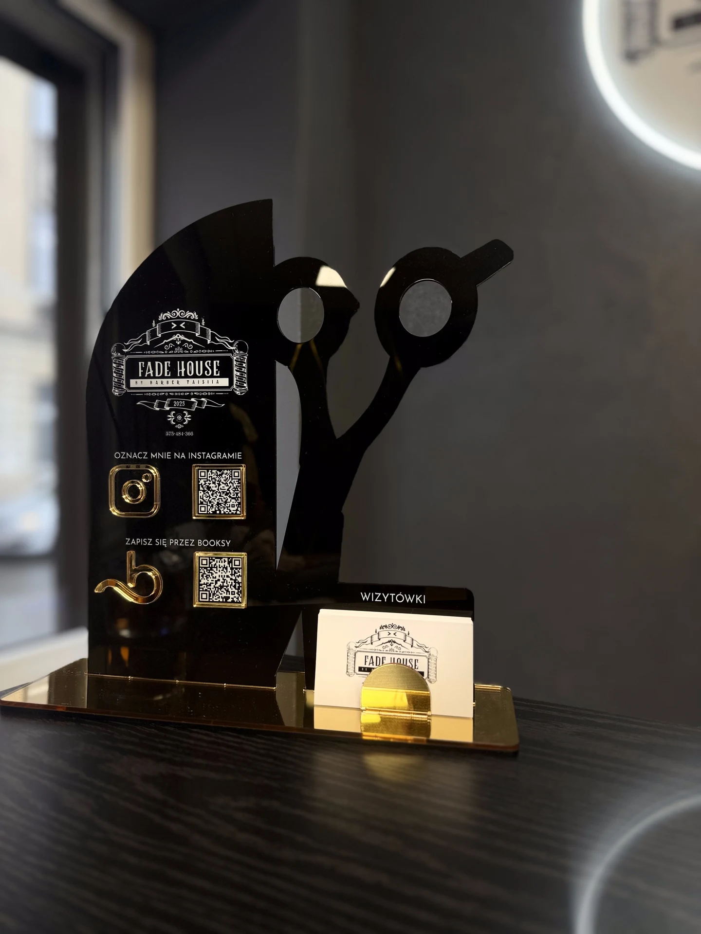 Stojak z brandingiem Fade House — wnętrze barbershopu w Łodzi