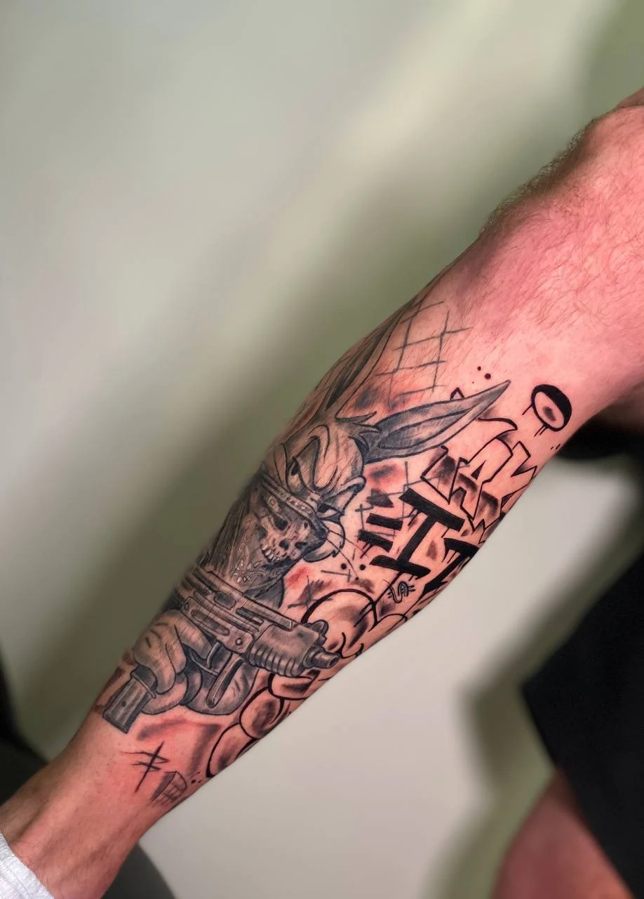 Tatuaż w stylu Lettering — praca Oleh, Fade House Łódź