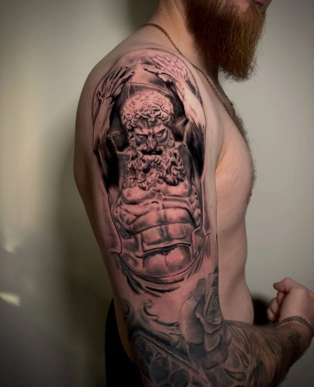 Tatuaż Realism — rękaw ze skulpturą, praca Oleh, Fade House Łódź