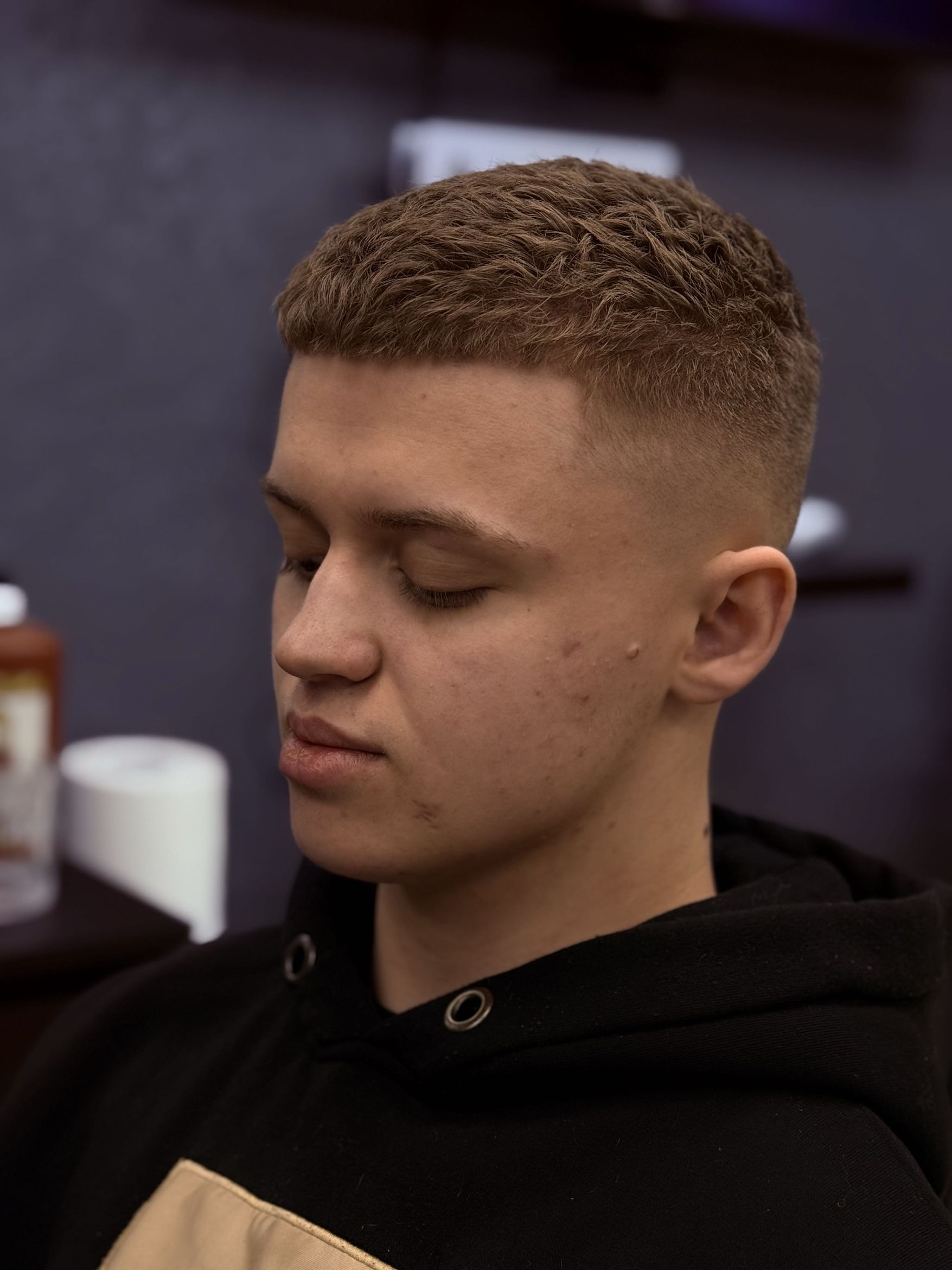 Strzyżenie męskie maszynką — praca barbershopu Fade House w Łodzi